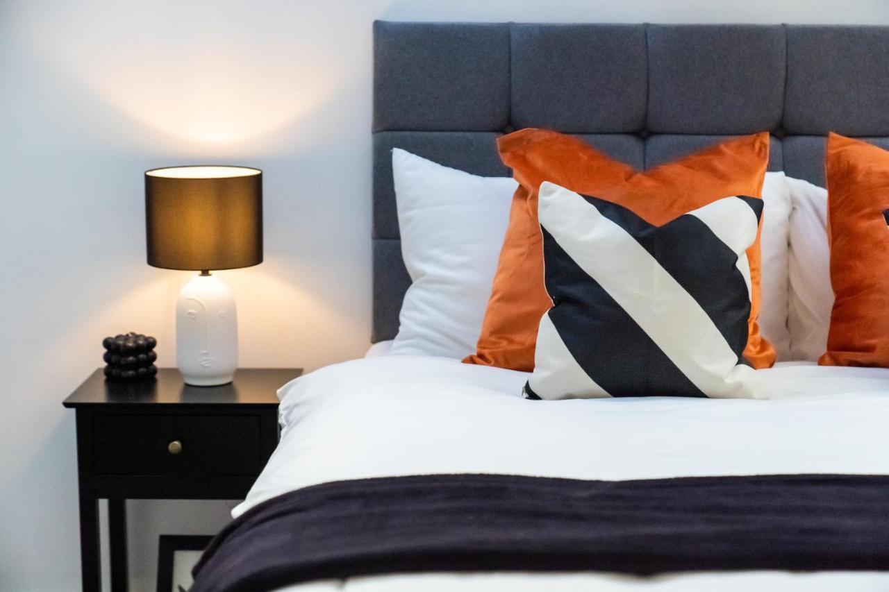 Hosta Group - Prestige 1 Bed - The Orange Apartamento